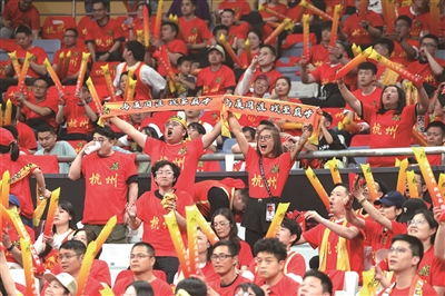 比赛现场气氛热烈，球迷助威声震天响的简单介绍